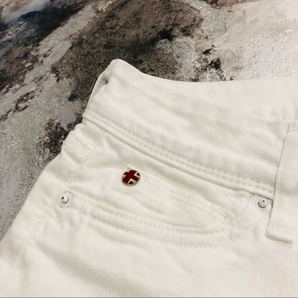 Hudson
Woman’s crop white jeans with gold - Picture 2 of 7